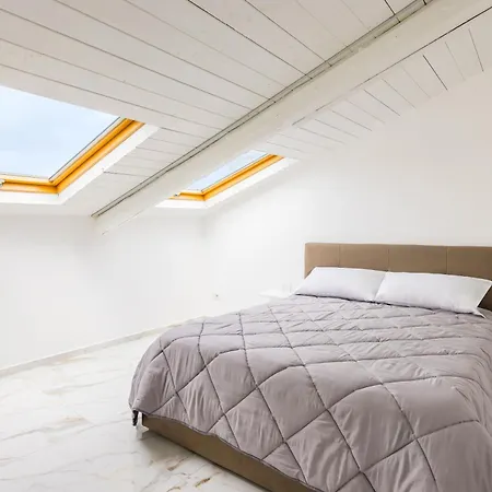 Cozy Slooping Rooftop Διαμέρισμα