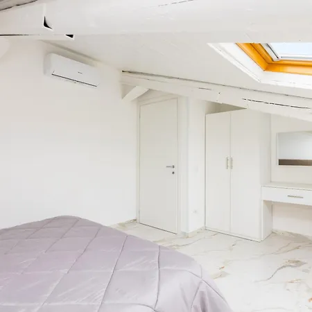 Cozy Slooping Rooftop Διαμέρισμα *