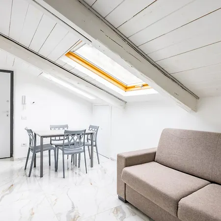 Cozy Slooping Rooftop Διαμέρισμα *