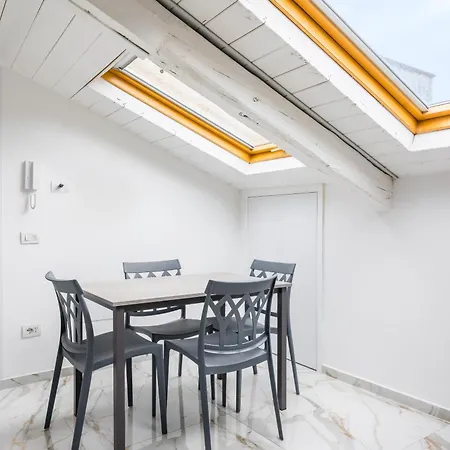 Cozy Slooping Rooftop Διαμέρισμα *
