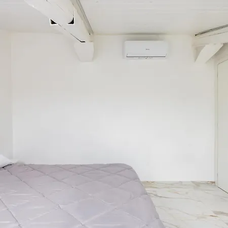 Cozy Slooping Rooftop Διαμέρισμα